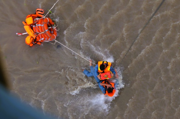 Trực thăng quân sự luyện tập bay treo cứu người tại Rạch Giá Trực thăng quân sự luyện tập bay treo cứu người tại Rạch Giá