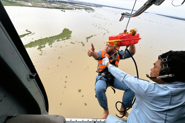 Trực thăng quân sự luyện tập bay treo cứu người tại Rạch Giá Trực thăng quân sự luyện tập bay treo cứu người tại Rạch Giá