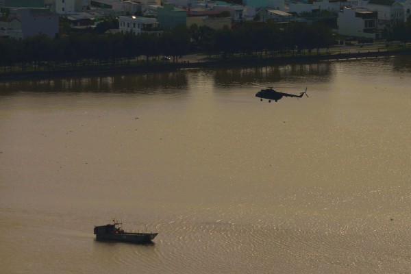 Trực thăng quân sự luyện tập bay treo cứu người tại Rạch Giá Trực thăng quân sự luyện tập bay treo cứu người tại Rạch Giá