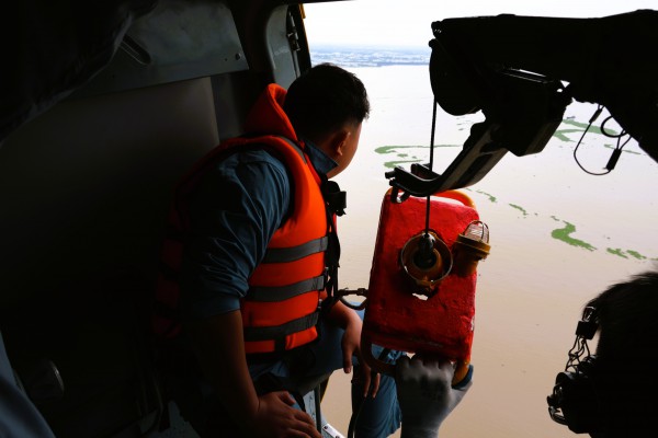 Trực thăng quân sự luyện tập bay treo cứu người tại Rạch Giá Trực thăng quân sự luyện tập bay treo cứu người tại Rạch Giá