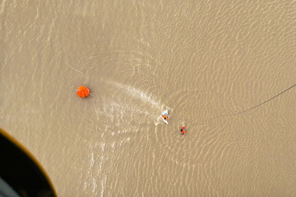 Trực thăng quân sự luyện tập bay treo cứu người tại Rạch Giá Trực thăng quân sự luyện tập bay treo cứu người tại Rạch Giá