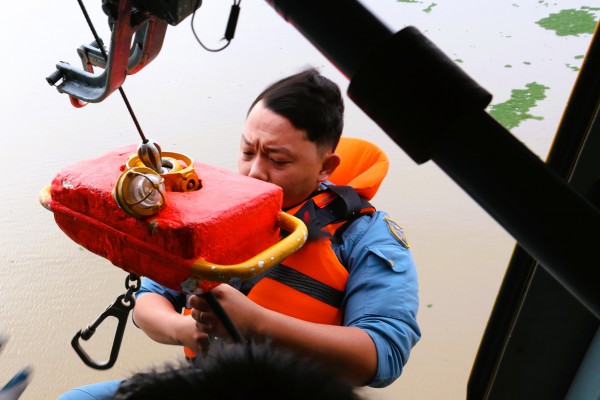 Trực thăng quân sự luyện tập bay treo cứu người tại Rạch Giá Trực thăng quân sự luyện tập bay treo cứu người tại Rạch Giá