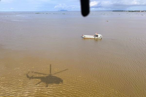Trực thăng quân sự luyện tập bay treo cứu người tại Rạch Giá Trực thăng quân sự luyện tập bay treo cứu người tại Rạch Giá