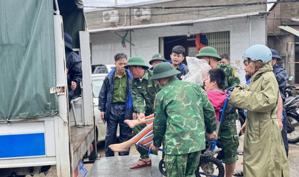Quảng Ngãi 'chạy đua' di dời dân tránh bão Kalmaegi Quảng Ngãi 'chạy đua' di dời dân tránh bão Kalmaegi