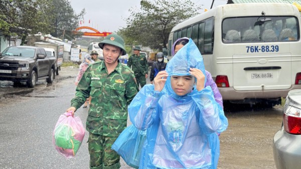 Quảng Ngãi 'chạy đua' di dời dân tránh bão Kalmaegi Quảng Ngãi 'chạy đua' di dời dân tránh bão Kalmaegi
