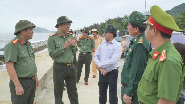Quảng Ngãi 'chạy đua' di dời dân tránh bão Kalmaegi Quảng Ngãi 'chạy đua' di dời dân tránh bão Kalmaegi