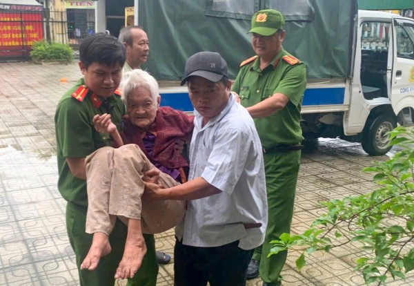 Quảng Ngãi 'chạy đua' di dời dân tránh bão Kalmaegi Quảng Ngãi 'chạy đua' di dời dân tránh bão Kalmaegi