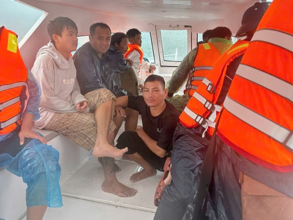 Khánh Hòa: Cưỡng chế người dân trên lồng bè vào bờ tránh bão Kalmaegi Khánh Hòa: Cưỡng chế người dân trên lồng bè vào bờ tránh bão Kalmaegi