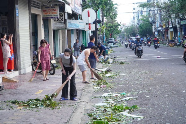 Phố biển Quy Nhơn tan hoang, đổ nát sau bão số 13 Kalmaegi Phố biển Quy Nhơn tan hoang, đổ nát sau bão số 13 Kalmaegi