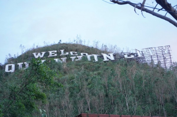 Phố biển Quy Nhơn tan hoang, đổ nát sau bão số 13 Kalmaegi Phố biển Quy Nhơn tan hoang, đổ nát sau bão số 13 Kalmaegi