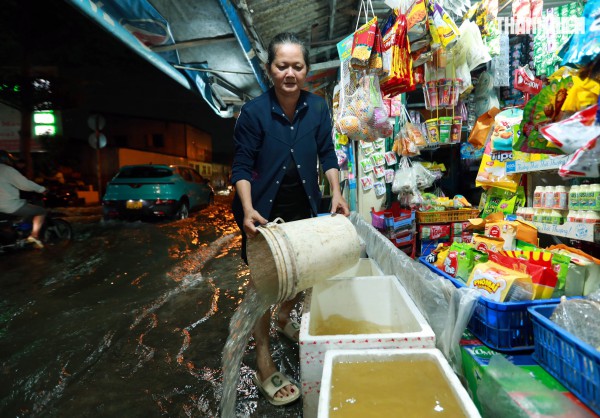 Triều cường ở TP.HCM: Người dân Thanh Đa lại khổ sở chống chọi trong đêm Triều cường ở TP.HCM: Người dân Thanh Đa lại khổ sở chống chọi trong đêm