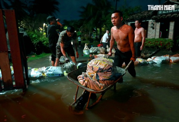Triều cường ở TP.HCM: Người dân Thanh Đa lại khổ sở chống chọi trong đêm Triều cường ở TP.HCM: Người dân Thanh Đa lại khổ sở chống chọi trong đêm