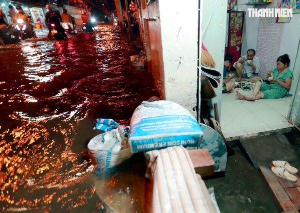 Triều cường ở TP.HCM: Người dân Thanh Đa lại khổ sở chống chọi trong đêm Triều cường ở TP.HCM: Người dân Thanh Đa lại khổ sở chống chọi trong đêm