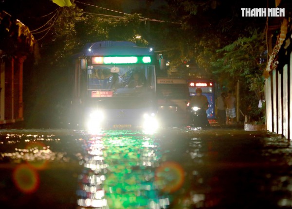 Triều cường ở TP.HCM: Người dân Thanh Đa lại khổ sở chống chọi trong đêm Triều cường ở TP.HCM: Người dân Thanh Đa lại khổ sở chống chọi trong đêm