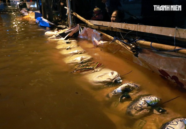 Triều cường ở TP.HCM: Người dân Thanh Đa lại khổ sở chống chọi trong đêm Triều cường ở TP.HCM: Người dân Thanh Đa lại khổ sở chống chọi trong đêm
