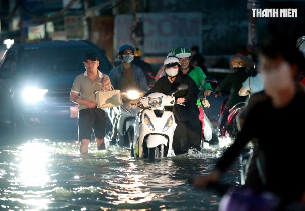 Triều cường ở TP.HCM: Người dân Thanh Đa lại khổ sở chống chọi trong đêm Triều cường ở TP.HCM: Người dân Thanh Đa lại khổ sở chống chọi trong đêm