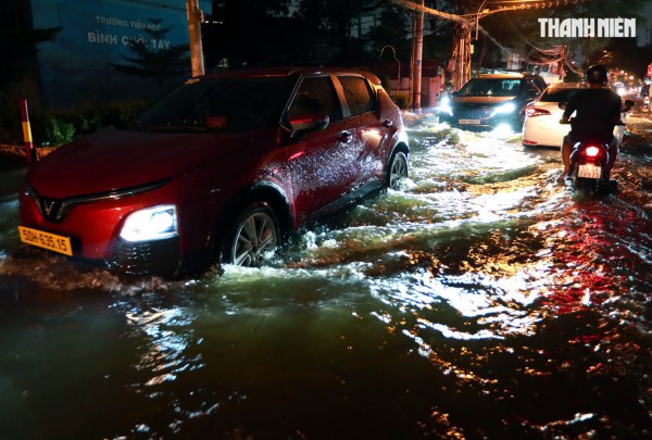 Triều cường ở TP.HCM: Người dân Thanh Đa lại khổ sở chống chọi trong đêm Triều cường ở TP.HCM: Người dân Thanh Đa lại khổ sở chống chọi trong đêm