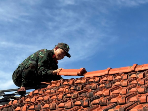 Quân đội, công an, thanh niên giúp dân dựng lại nhà sau bão Kalmaegi Quân đội, công an, thanh niên giúp dân dựng lại nhà sau bão Kalmaegi