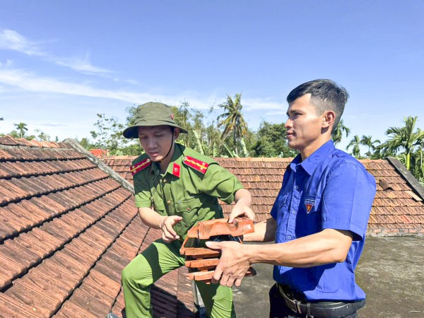 Quân đội, công an, thanh niên giúp dân dựng lại nhà sau bão Kalmaegi Quân đội, công an, thanh niên giúp dân dựng lại nhà sau bão Kalmaegi