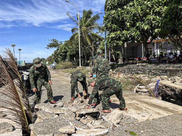 Quân đội, công an, thanh niên giúp dân dựng lại nhà sau bão Kalmaegi Quân đội, công an, thanh niên giúp dân dựng lại nhà sau bão Kalmaegi
