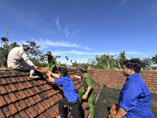 Quân đội, công an, thanh niên giúp dân dựng lại nhà sau bão Kalmaegi Quân đội, công an, thanh niên giúp dân dựng lại nhà sau bão Kalmaegi