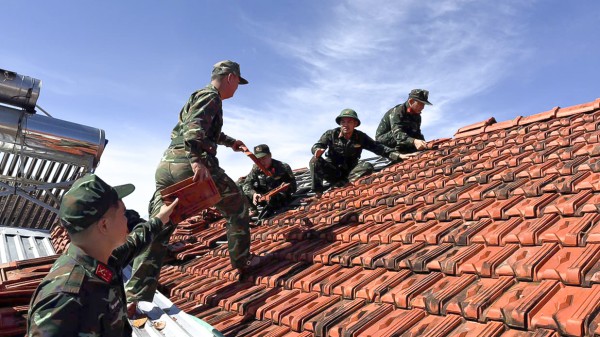 Quân đội, công an, thanh niên giúp dân dựng lại nhà sau bão Kalmaegi Quân đội, công an, thanh niên giúp dân dựng lại nhà sau bão Kalmaegi