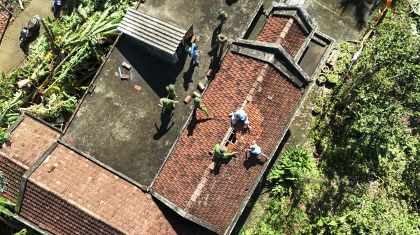 Quân đội, công an, thanh niên giúp dân dựng lại nhà sau bão Kalmaegi Quân đội, công an, thanh niên giúp dân dựng lại nhà sau bão Kalmaegi