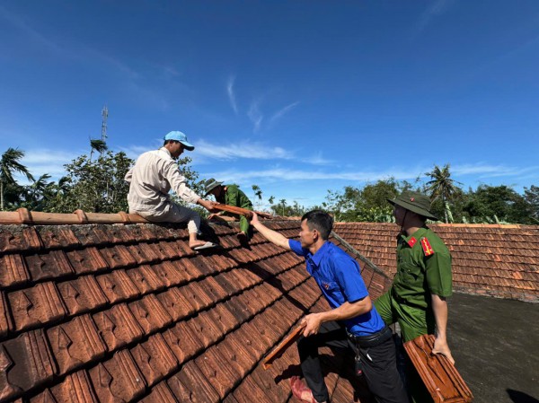 Quân đội, công an, thanh niên giúp dân dựng lại nhà sau bão Kalmaegi Quân đội, công an, thanh niên giúp dân dựng lại nhà sau bão Kalmaegi