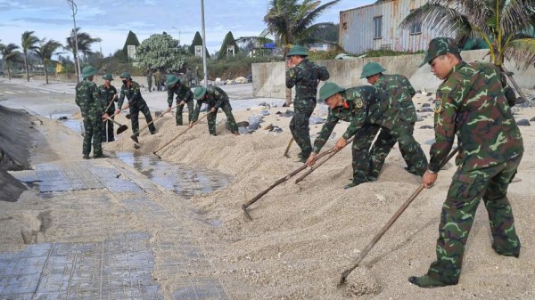 Quân đội, công an, thanh niên giúp dân dựng lại nhà sau bão Kalmaegi Quân đội, công an, thanh niên giúp dân dựng lại nhà sau bão Kalmaegi