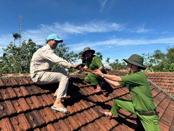 Quân đội, công an, thanh niên giúp dân dựng lại nhà sau bão Kalmaegi Quân đội, công an, thanh niên giúp dân dựng lại nhà sau bão Kalmaegi