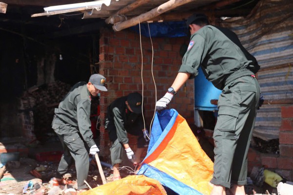 Quân đội, công an, thanh niên giúp dân dựng lại nhà sau bão Kalmaegi Quân đội, công an, thanh niên giúp dân dựng lại nhà sau bão Kalmaegi