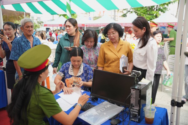 Phường Chợ Lớn chuyển đổi số: Hướng tới công dân số toàn diện Phường Chợ Lớn chuyển đổi số: Hướng tới công dân số toàn diện
