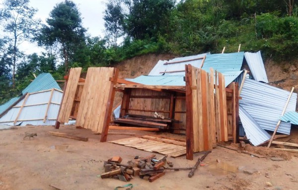 'Lốc xoáy quét chỉ mấy giây mà mọi thứ tan hoang'