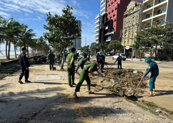 Ven biển Đà Nẵng ngổn ngang sau bão Kalmaegi, các đội hình xung kích ra quân
