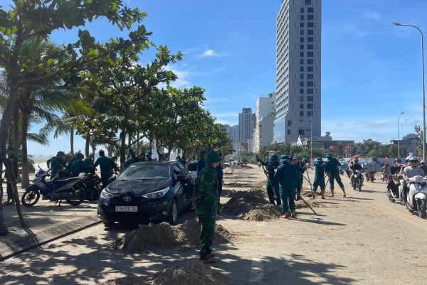 Ven biển Đà Nẵng ngổn ngang sau bão Kalmaegi, các đội hình xung kích ra quân