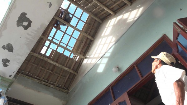 Ven biển Đà Nẵng ngổn ngang sau bão Kalmaegi, các đội hình xung kích ra quân