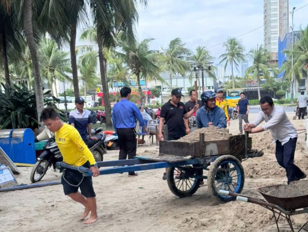 Ven biển Đà Nẵng ngổn ngang sau bão Kalmaegi, các đội hình xung kích ra quân