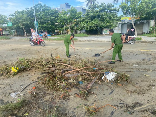 Ven biển Đà Nẵng ngổn ngang sau bão Kalmaegi, các đội hình xung kích ra quân