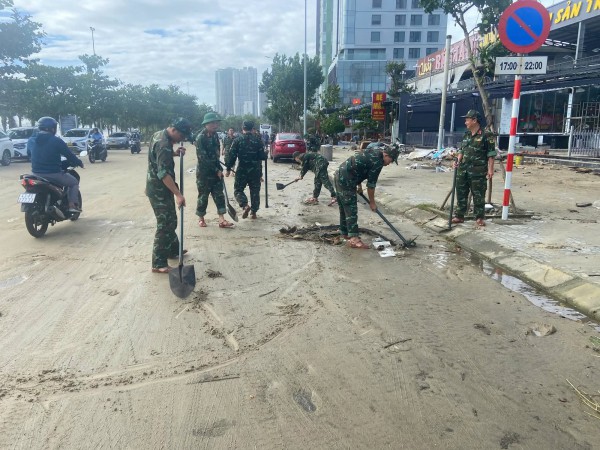 Ven biển Đà Nẵng ngổn ngang sau bão Kalmaegi, các đội hình xung kích ra quân
