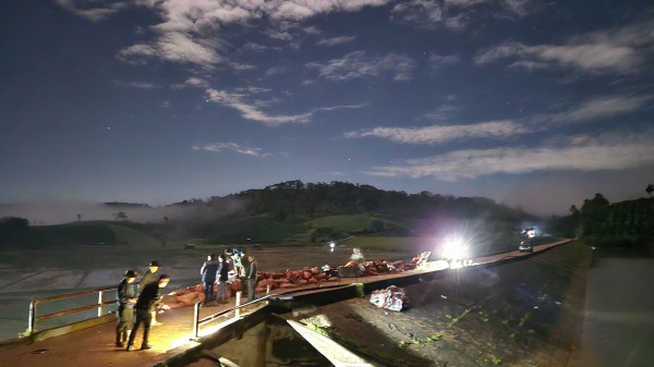 Hàng trăm người trắng đêm cứu hồ Cay An trước nguy cơ vỡ đập