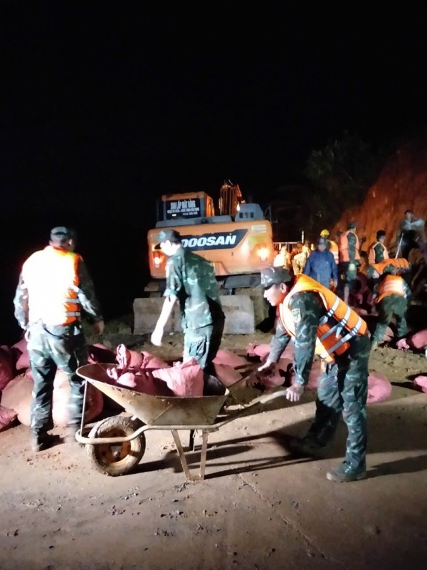 Hàng trăm người trắng đêm cứu hồ Cay An trước nguy cơ vỡ đập