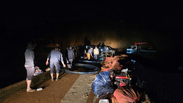 Hàng trăm người trắng đêm cứu hồ Cay An trước nguy cơ vỡ đập