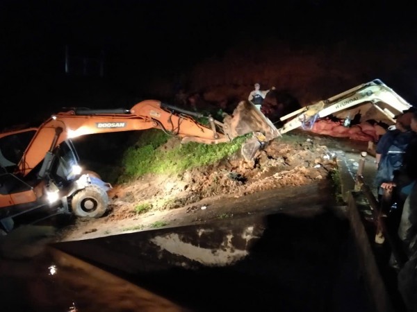 Hàng trăm người trắng đêm cứu hồ Cay An trước nguy cơ vỡ đập