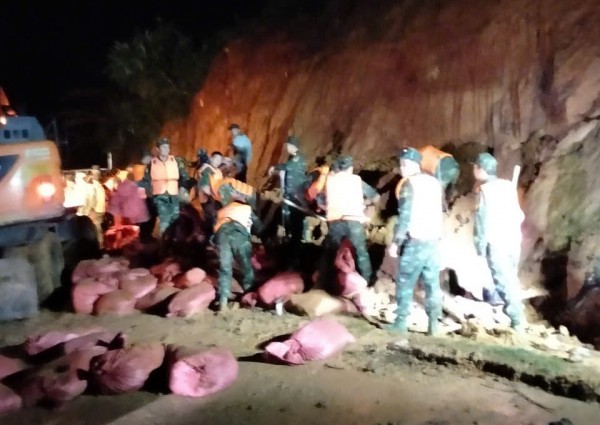 Hàng trăm người trắng đêm cứu hồ Cay An trước nguy cơ vỡ đập