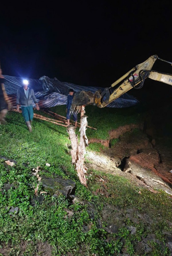 Hàng trăm người trắng đêm cứu hồ Cay An trước nguy cơ vỡ đập