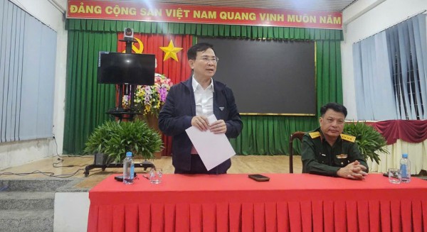 Hàng trăm người trắng đêm cứu hồ Cay An trước nguy cơ vỡ đập