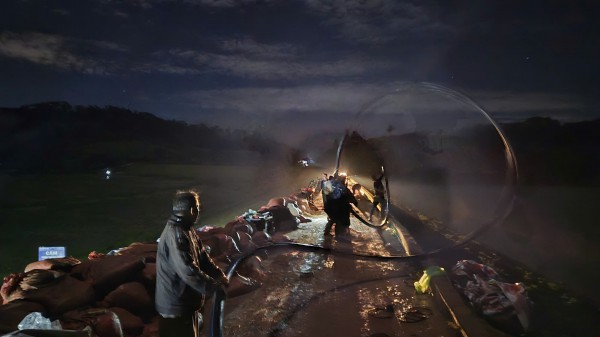 Hàng trăm người trắng đêm cứu hồ Cay An trước nguy cơ vỡ đập