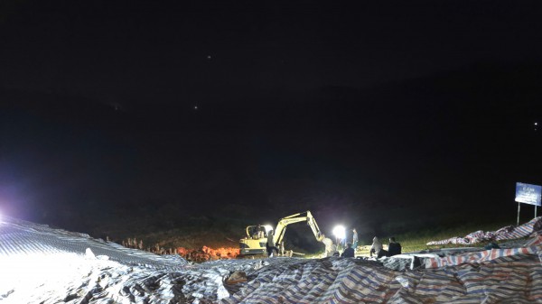 Hàng trăm người trắng đêm cứu hồ Cay An trước nguy cơ vỡ đập