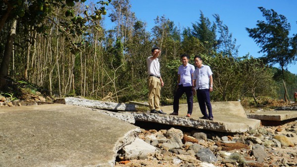 Nhà dân, kè và đường ven biển Quảng Ngãi tan hoang sau bão Kalmaegi Nhà dân, kè và đường ven biển Quảng Ngãi tan hoang sau bão Kalmaegi