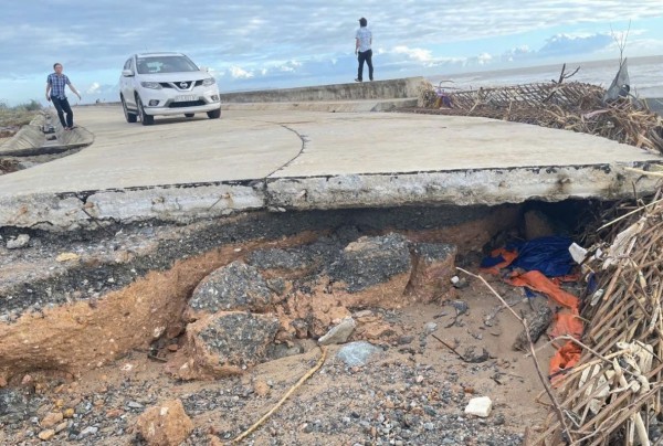 Nhà dân, kè và đường ven biển Quảng Ngãi tan hoang sau bão Kalmaegi Nhà dân, kè và đường ven biển Quảng Ngãi tan hoang sau bão Kalmaegi